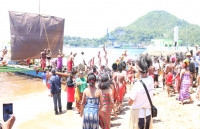 Perahu Tradisional Biak Sandar di Dok II Jayapura